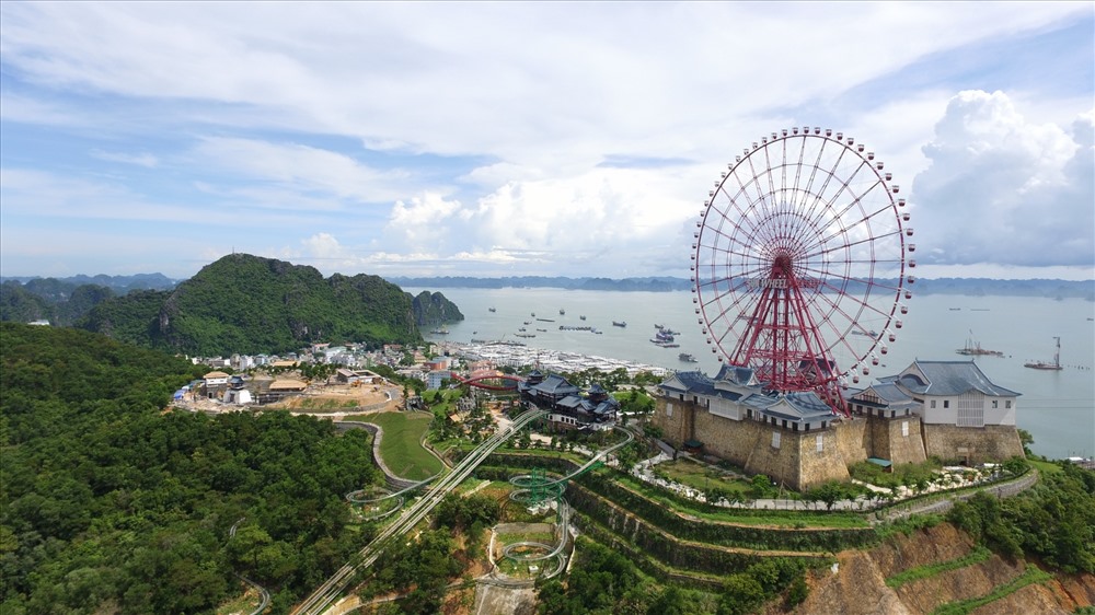 Ảnh 3: Vòng quay mặt trời Sun Wheel và khu vui chơi trên đỉnh đồi Đặng Bá Hát, TP. Hạ Long.