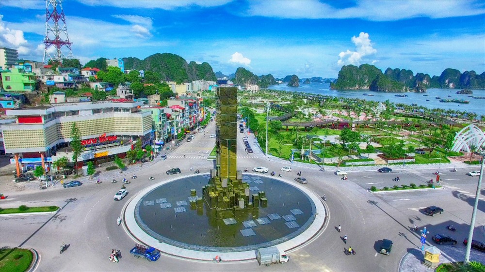Ảnh 4: Cột đồng hồ mới tại trung tâm TP. Hạ Long.