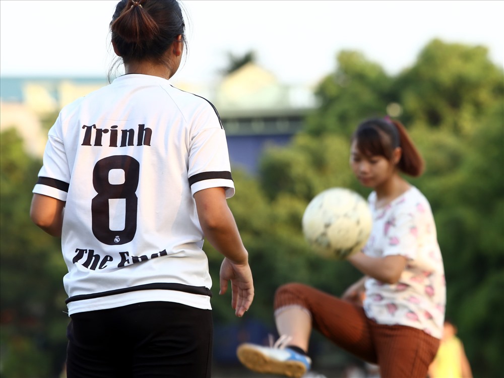 Các cô gái làng Nghiêm Xá say sưa với trái bóng tròn và sân cỏ.