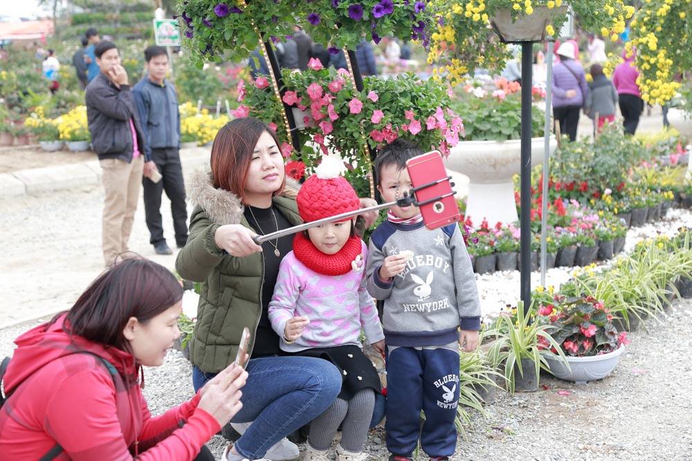 Không chỉ giới trẻ, lễ hội hoa cũng thu hút khá đông người già và trẻ nhỏ đến tham quan trong dịp cuối tuần.