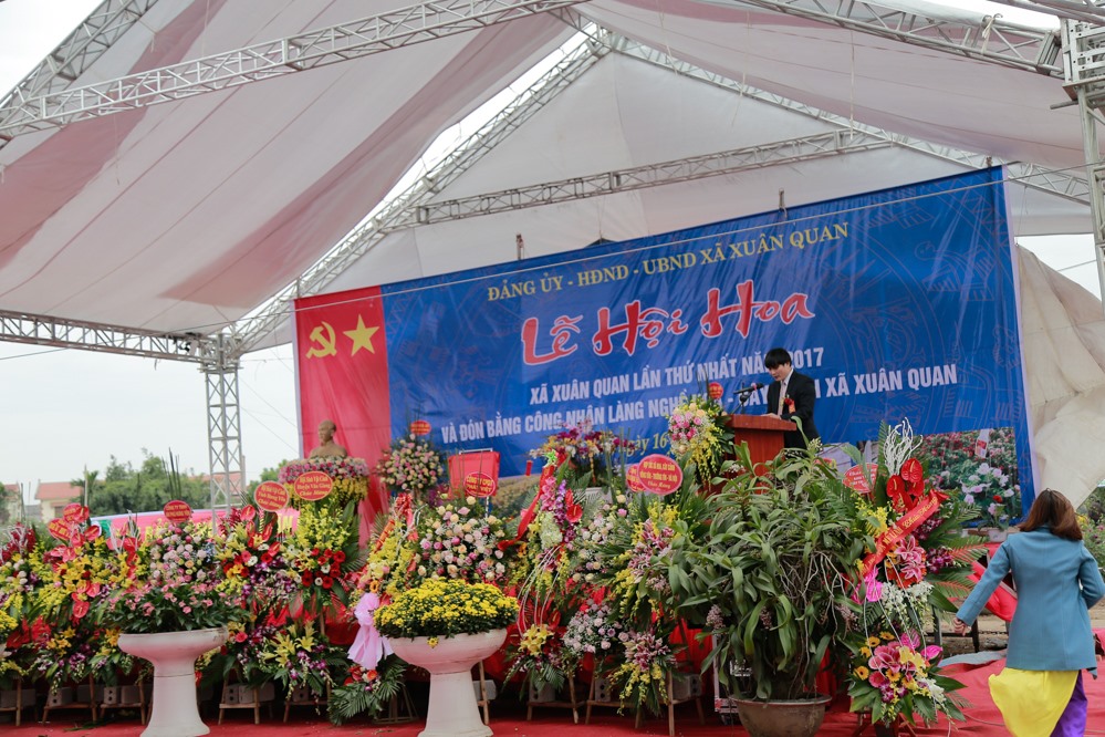 Trong ngày khai mạc, UBND tỉnh Hưng Yên đã trao chứng nhận “Làng nghề hoa cây cảnh truyền thống” cho xã Xuân Quang.