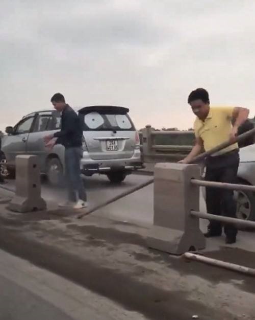 tài xế tự ý tháo dải phân cách trên xe.