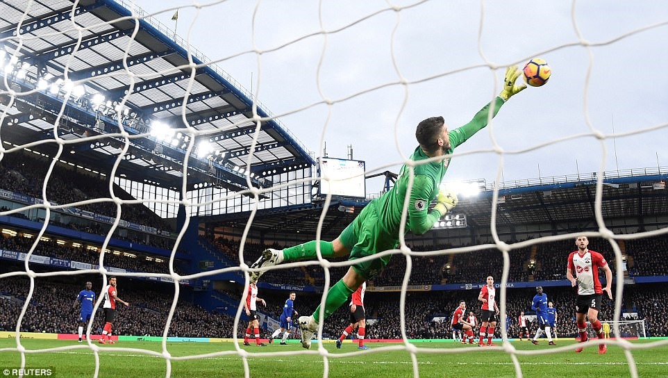 Cú bay người của Forster chỉ làm nền cho bàn thắng của Marcos Alonso. Ảnh: Reuters.