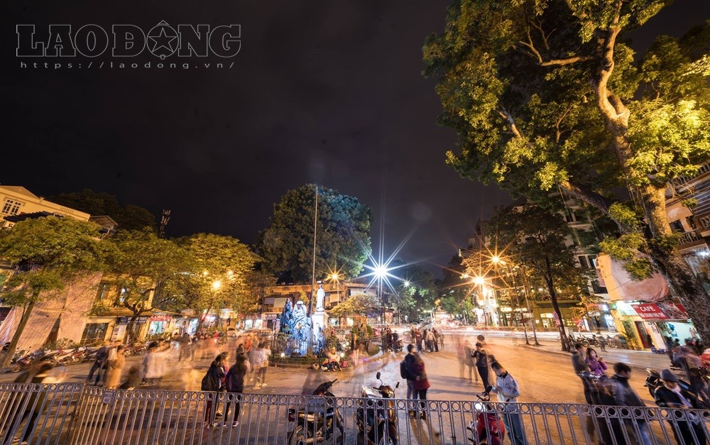 Khuôn viên trước Nhà thờ Lớn đông nghịt người mừng đón Noel sớm