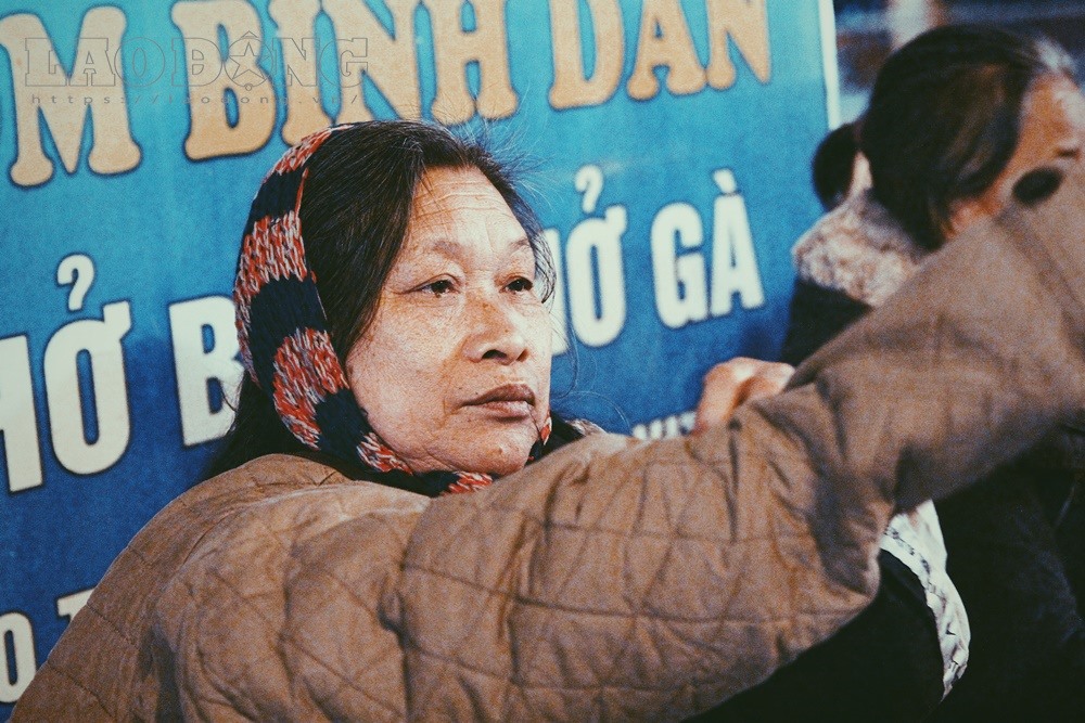 Những chiếc áo bông dày không thấm gì so với cái lạnh 10 độ ở Hà Nội.