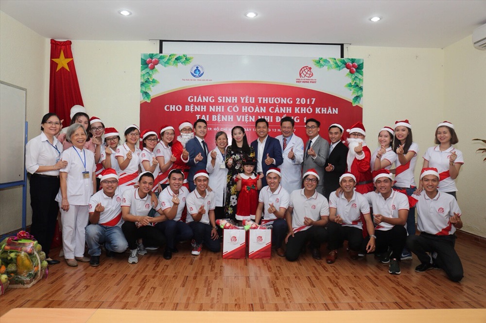 Đoàn thiện nguyện chụp hình lưu niệm cùng đại diện BV Nhi Đồng 1.