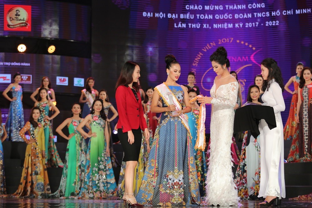 Trao vương miện cho hoa khôi.