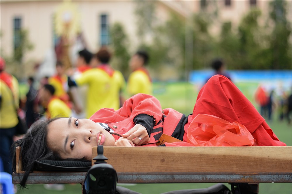 Chị Nhàn (27 tuổi) đến từ Hải Dương vốn đã mang trong mình khiếm khuyết từ khi sinh ra. Thế nhưng chị lại rất vui vẻ khi tới đây, chị có thể thoải mái chia sẻ cùng mọi người những khó khăn cũng như những điều may mắn chị có được trong cuộc sống.