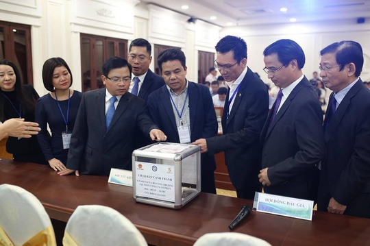 Bộ Công Thương và các bên liên quan kiểm tra thùng phiếu đấu giá cổ phần Sabeco chiều 18-12. Ảnh: Hoàng Triều