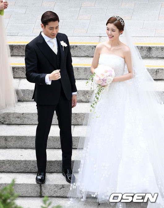 Nam ca sĩ kết hôn là điều bất ngờ đối với khán giả hâm mộ Shinhwa. Khách mời trong đám cưới đều là những tên tuổi đình đám, đặc biệt có cả những thành viên Shinhwa làm phù rể chung vui cùng thành viên đầu tiên của nhóm kết hôn