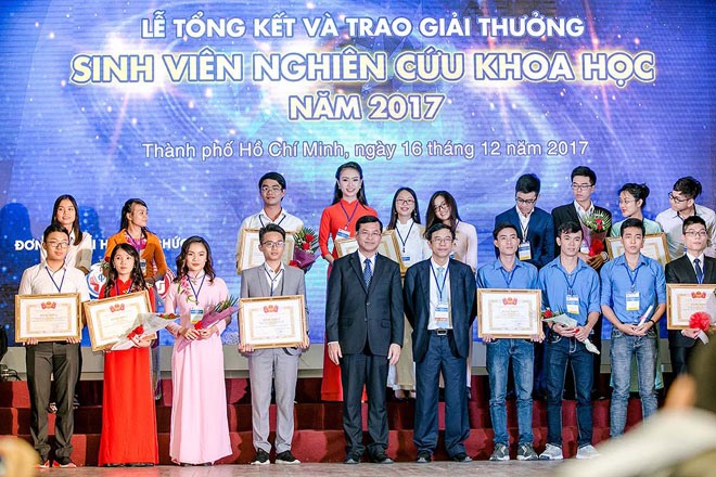 một minh chứng cho việc ngày càng nỗ lực để hoàn thiện tri thức của cô.