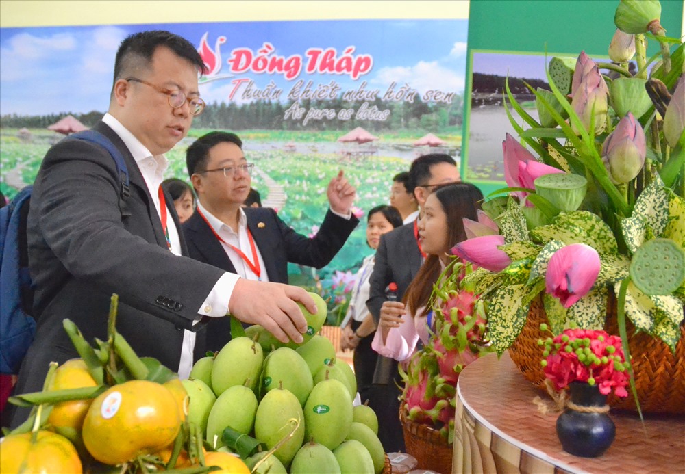 Các nhà đầu tư nước ngoài tỏ ra rất quan tâm đến sản vật Đồng Tháp.