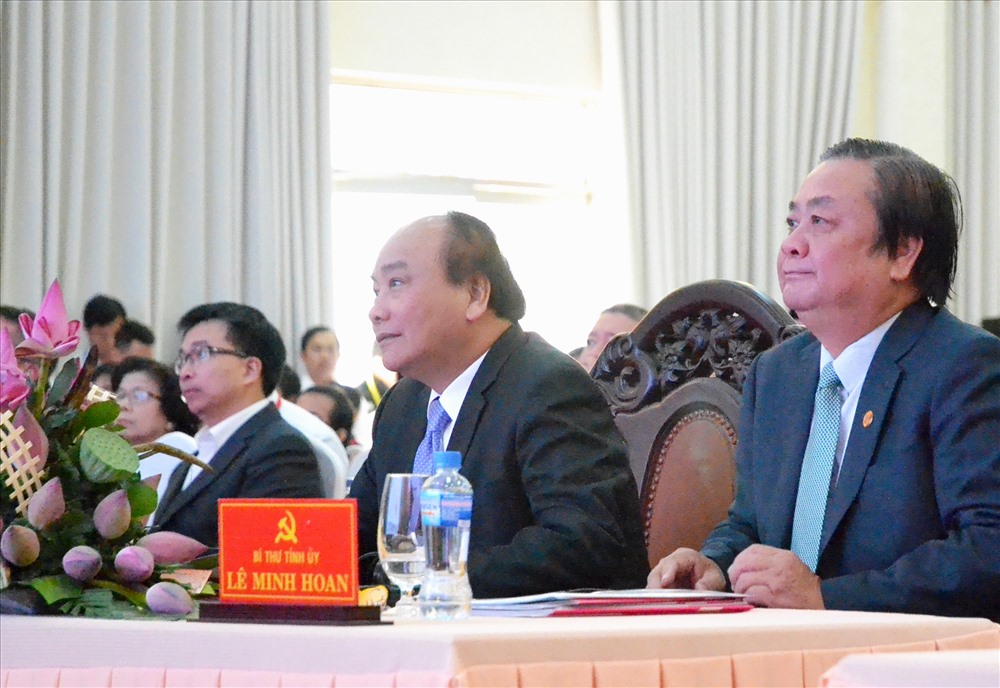 Thủ tướng Chính phủ chăm chú lắng nghe.