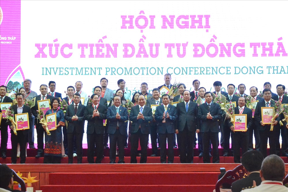 Thủ tướng Chính phủ chúc mừng đại diện các nhà đầu tư.
