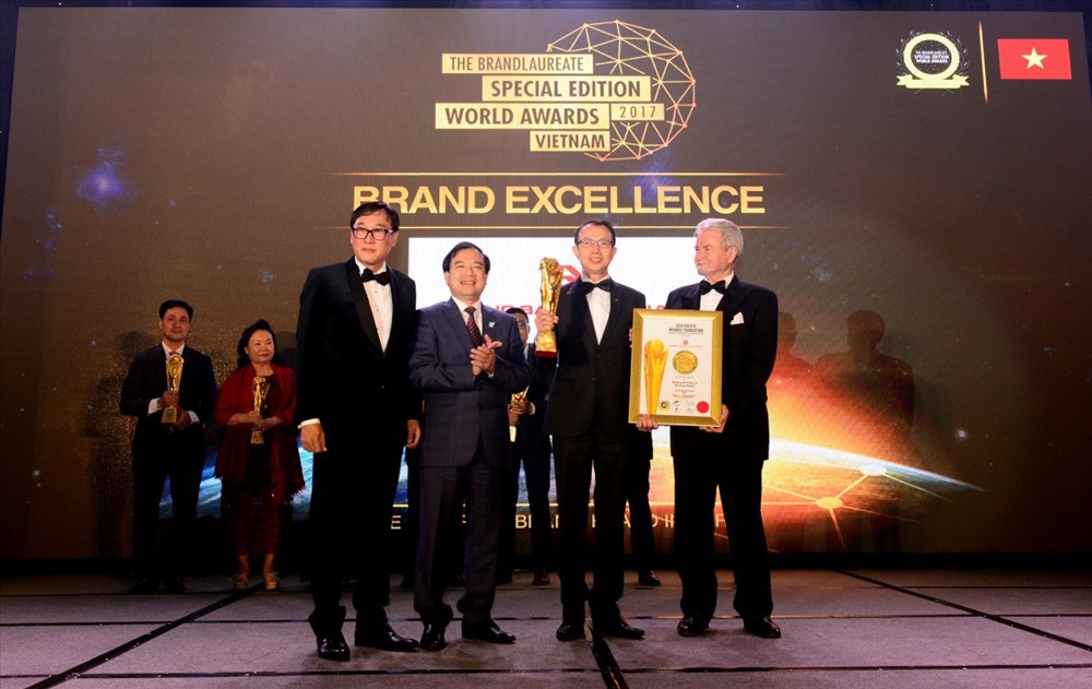 Ông Chee Keng Eng - Tổng giám đốc Public Bank Việt Nam (giữa) vinh dự nhận giải thưởng từ Ông Rainer Althoff, Chủ tịch tổ chức Thương hiệu châu Á Thái Bình Dương
và Tiến sĩ KKJohan, Chủ tịch The BrandLaureate