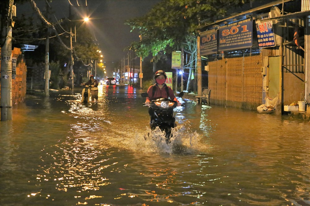 Sau khoảng 1 tiếng kể từ khi nước dâng, rất nhiều mô tô đã bị chết máy trên đường. Ảnh: Trường Sơn