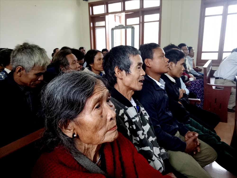 241 người có quyền lợi và nghĩa vụ liên quan tại phiên tòa chủ yếu là người đồng bào thiểu số có hoàn cảnh khó khăn. Ảnh: T.H