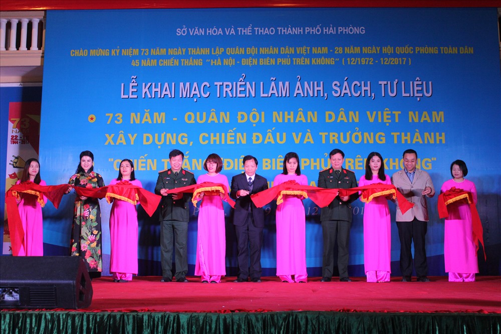 Các đại biểu cắt băng khai mạc triển lãm ảnh, tư liệu - thời sự. Ảnh Trần Vương