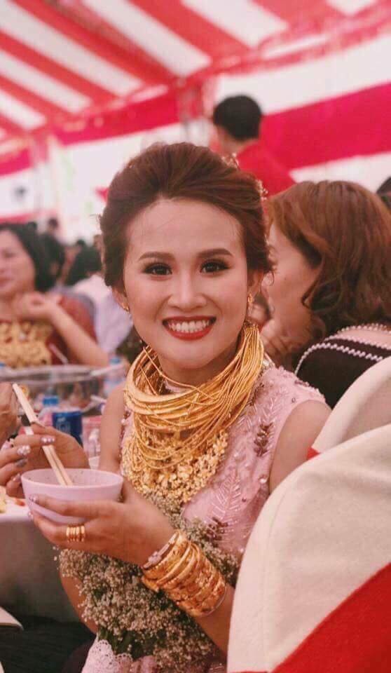 Cô dâu đeo vàng đến trĩu cổ.