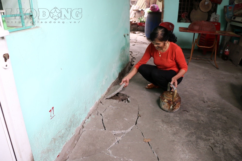 Nguyên nhân do chế độ dòng chảy qua khu vực cầu Đuống phức tạp, dòng chủ lưu áp sát bờ tả gây bào xói lòng dẫn đến bờ sông tại đây lở đứng thành. Đặc biệt, trong ngày 2/10 và 3/10/2017 xuất hiện một số trận mưa lưu lượng lớn, dẫn tới sự cố nứt trượt bờ sông, gây lún nứt công trình giao thông và nhà ở tại khu vực.