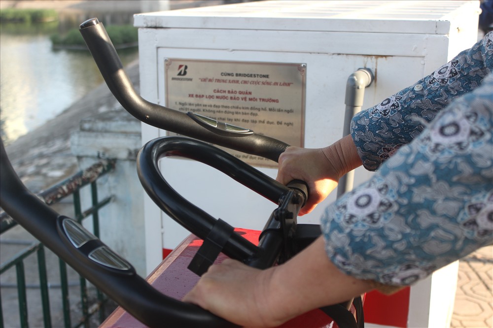 Những chiếc xe đạp lọc nước vừa được lắp đặt tại hồ Hoàng Cầu khiến nhiều người qua lại tò mò dùng thử. Tay vịn của máy hướng ra hồ giúp người dân sử dụng thấy thỏa mái.