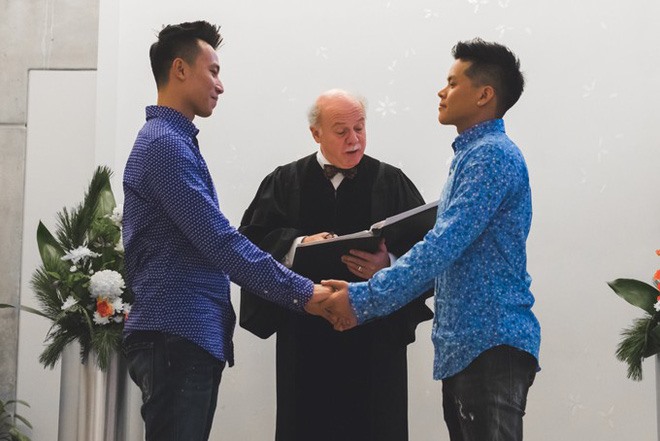 Biên đạo múa John Huy Trần và bạn trai Huỳnh Nhiệm tổ chức lễ thành hôn đơn giản tại Canada