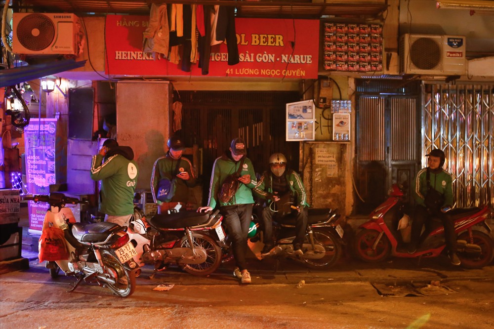 Một người bán hàng rong vội vã trở về nhà lúc rạng sáng trong cái lạnh cắt da cắt thịt.