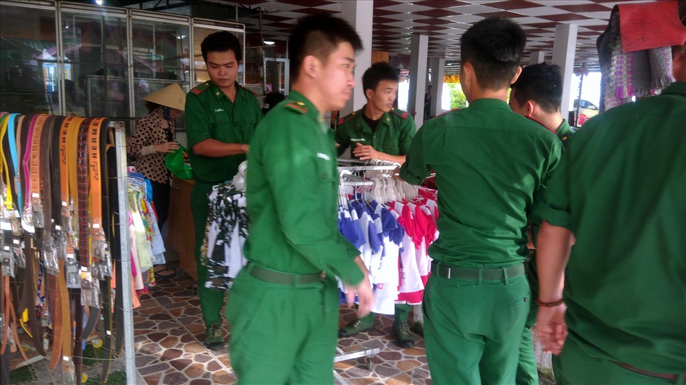 Lực lượng Bộ đội biên phòng giúp dân dọn dẹp nhà cửa tại cửa biển Nhà Mát (thành phố Bạc Liêu)