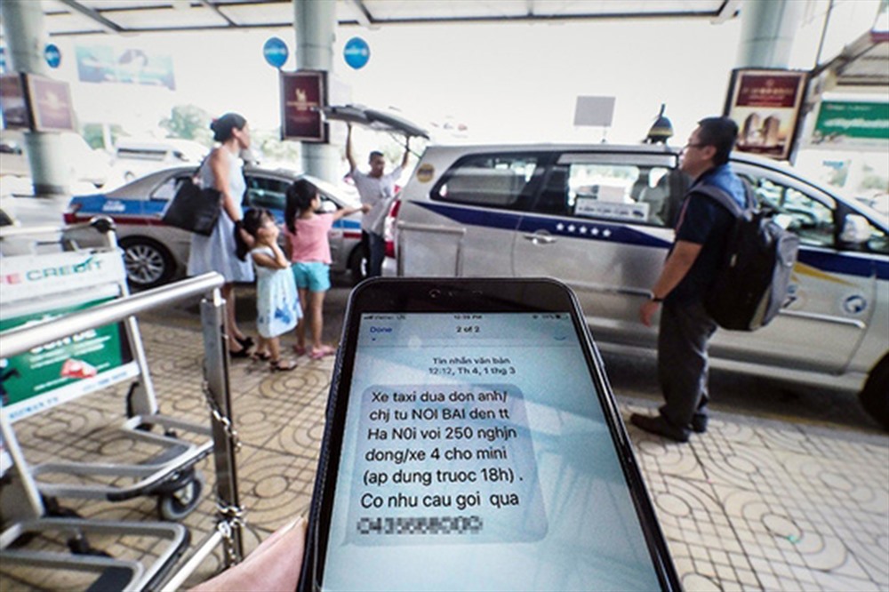 Nhiều hành khách đi máy bay bức xúc vì thông tin số điện thoại cá nhân và lịch trình của mình bị lộ. Họ liên tục bị tin nhắn chào mời đưa đón bằng taxi. Ảnh: Internet