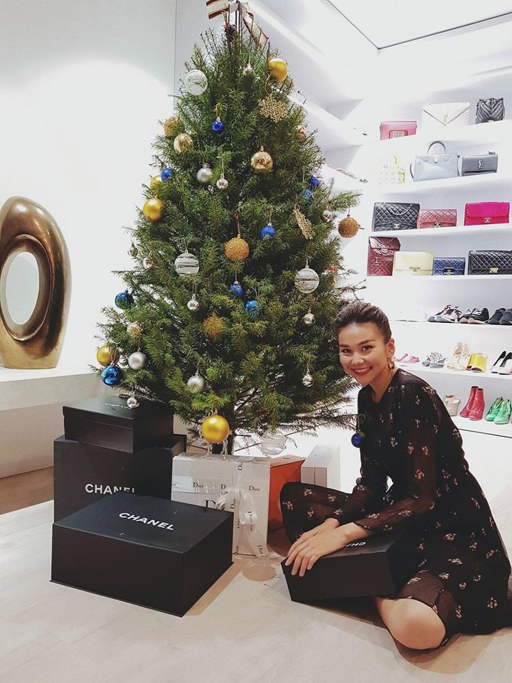 Thanh Hằng khoe cây thông Noel nhưng điều đáng chú ý hơn cả là tủ giày hiệu phía sau