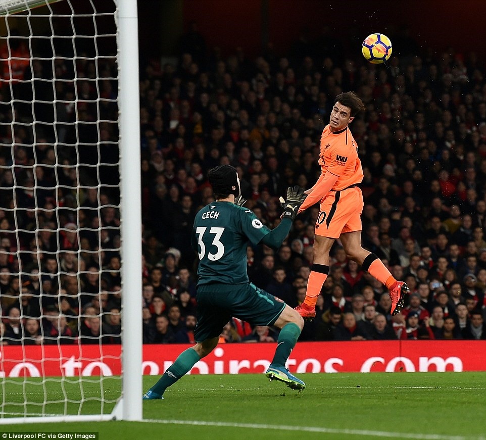 Coutinho (áo cam) và các đồng đội chỉ phải gặp Swansea ở vòng 20. Ảnh: Getty Images.