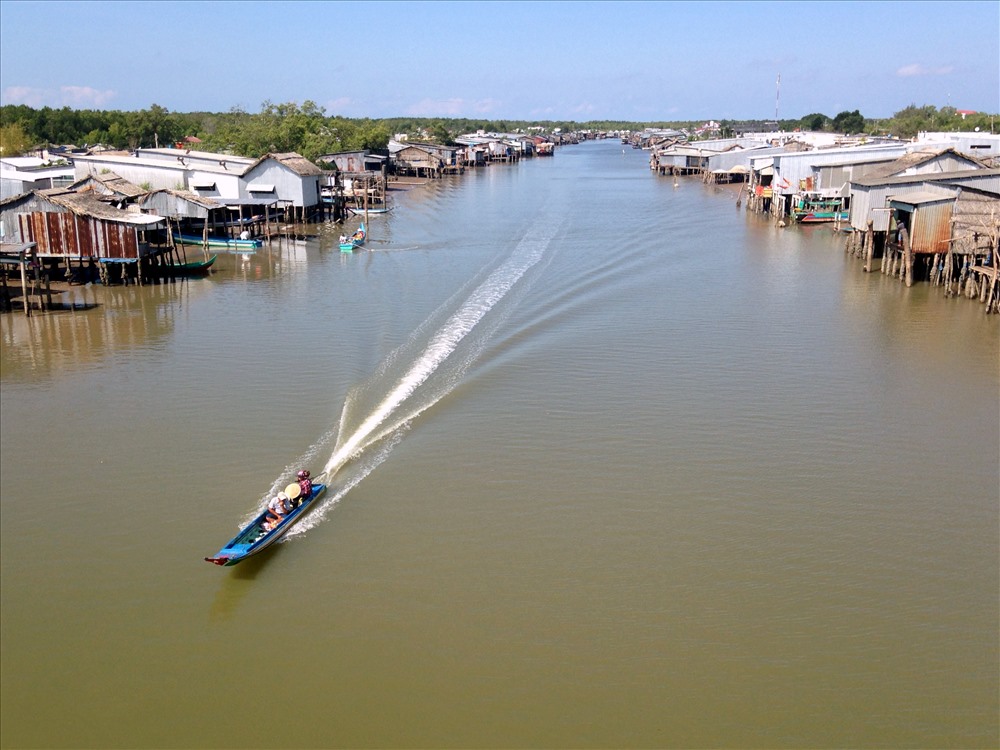 Nhà ở ven sông nơi Đất Mũi, Cà Mau sẽ khó chống chọi với mức gió cấp 10 giật trên cấp 10 (ảnh Nhật Hồ)