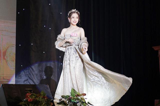 Bùi Phương Nga xuất hiện lộng lẫy, xinh đẹp như một nàng công chúa trong phần thi trang phục tự chọn