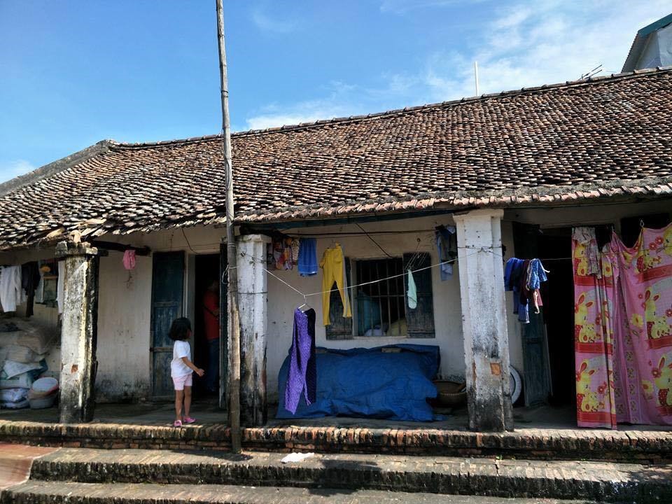 Căn nhà cũ không còn che nổi nắng mưa, có thể đổ sập gây nguy hiểm.