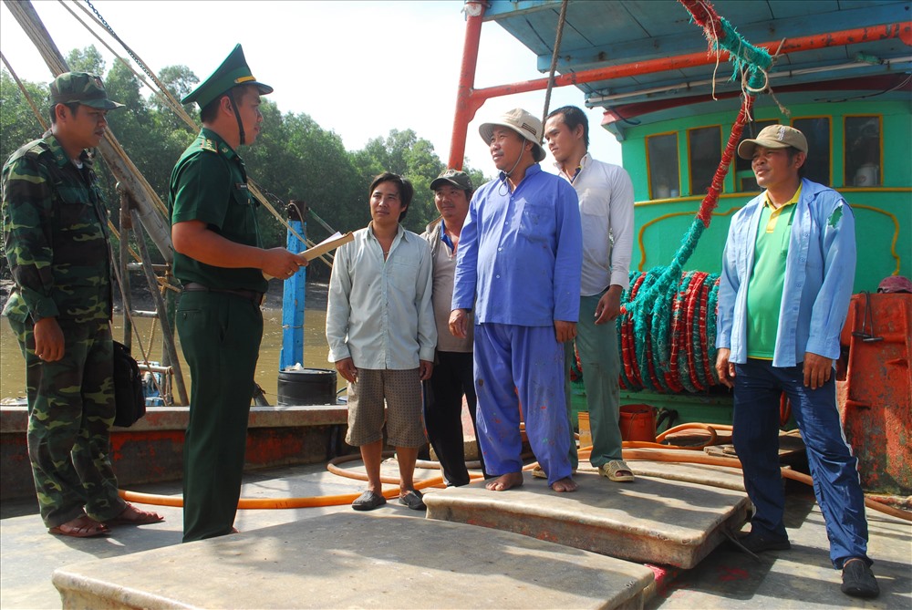 Lực lượng biên phòng kêu gọi các ngư dân đưa tài cá vào bờ (ảnh: P.V)