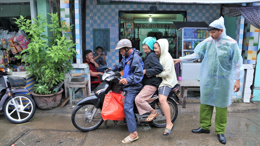 Đến sáng nay, lực lượng công an, quân đội cùng chính quyền địa phương tiếp tục đến từng nhà dân vận động bà con vào các nơi tránh trú bão an toàn. Ảnh: Trường Sơn