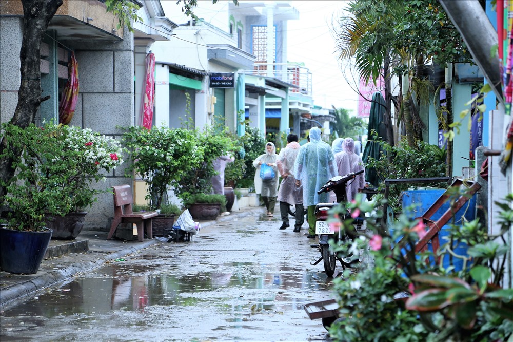 Theo chính quyền địa phương, hiện đã có gần 99% nười dân đã được tập kết tại các nơi tránh trú, đến trưa nay sẽ hoàn thành. Qua tuyên truyền vận động, nếu nhiều lần mà người dân không chịu di dời thì lực lượng chức năng sẽ cưỡng chế. Ảnh: Trường Sơn