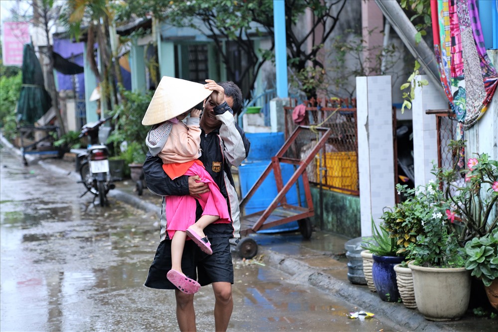 Đến khoảng 10h, những người dân cuối cùng trong diện di dời đã vui vẻ đến các nơi tránh trú bão trên đảo. Ảnh: Trường Sơn