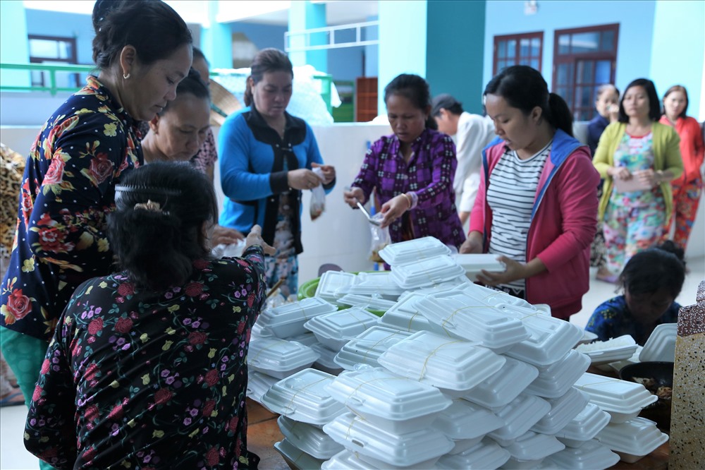 Mỗi ngày người dân được phát 3 suất ăn, riêng người già và trẻ nhỏ được bổ sung thêm sữa. Ảnh: Trường Sơn
