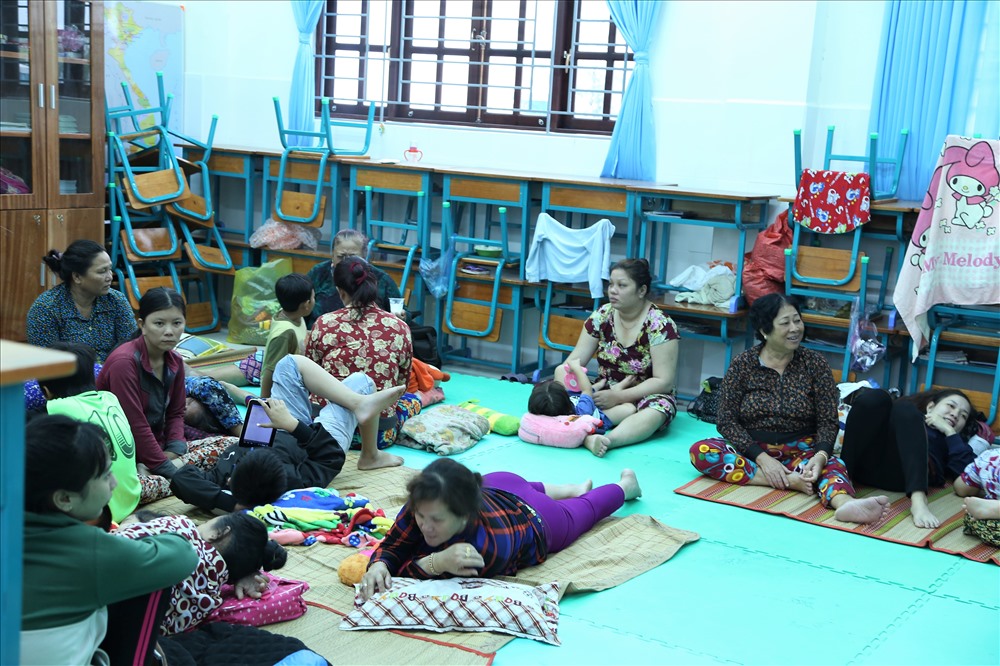 Khi tập trung về các nơi trú bão, người dân được bố trí chỗ ăn ngủ, tài sản vật dụng ở nhà được lực lượng công an, quân đội và chính qiyeenf địa phương trông giữ. Ảnh: Trường Sơn