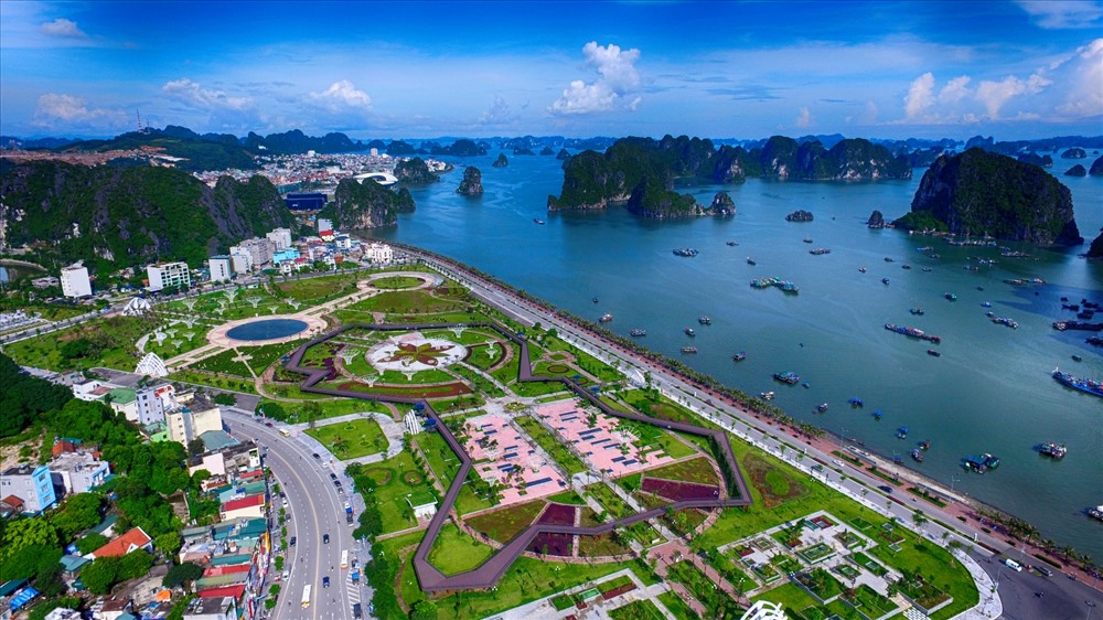 Công viên hoa Hạ Long bên bờ vịnh Hạ Long
