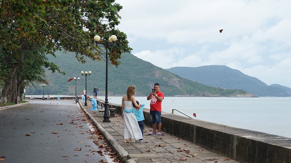 Khoảng 11h thì vẫn có nhiều người dân tranh thủ chụp hình trước bão