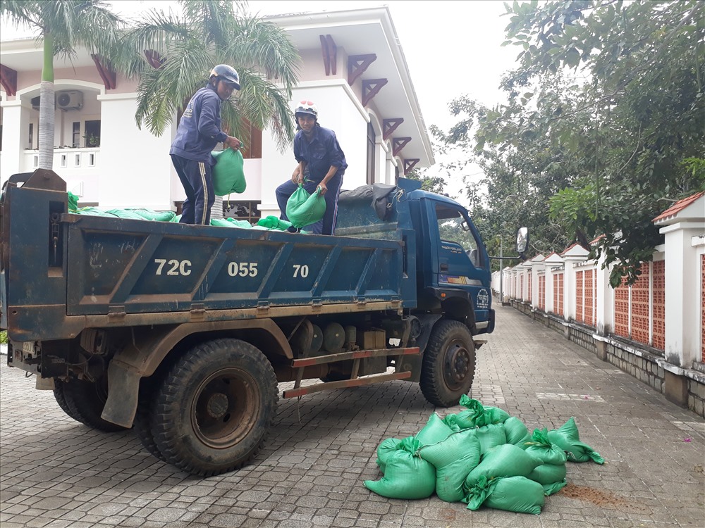 Từ ngày 24.12, người dân đã chằng chống, gia cố nhà cửa để chống bão