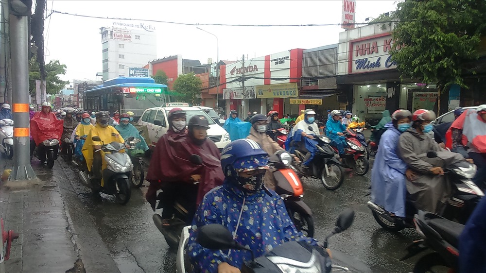 Tại TPHCM mưa bắt đầu xuất hiện từ 5 giờ sáng với dung lượng mưa không lớn nhưng mưa kéo dài và không có biểu hiện ngừng lại.