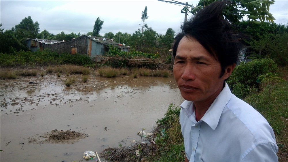 Ông Lê Hùng, xã Long Điền, huyện Đông Hải dù đã chằng chống nhà như cả hia đình 6 người không dám ở mà qua nhà hàng xóm kiên cố hơn