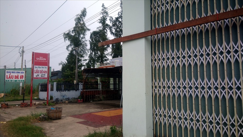 Đóng cửa dùng cây chằng cửa trước khi rời khỏi nhà