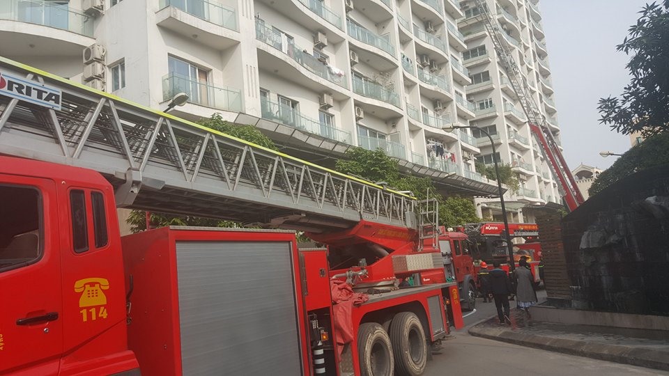 Lực lượng chức năng dùng xe thang tiếp cận hiện trường