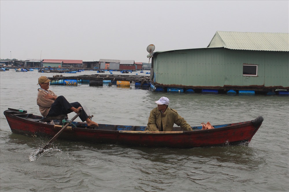 Người dân di chuyển vào nơi an toàn
