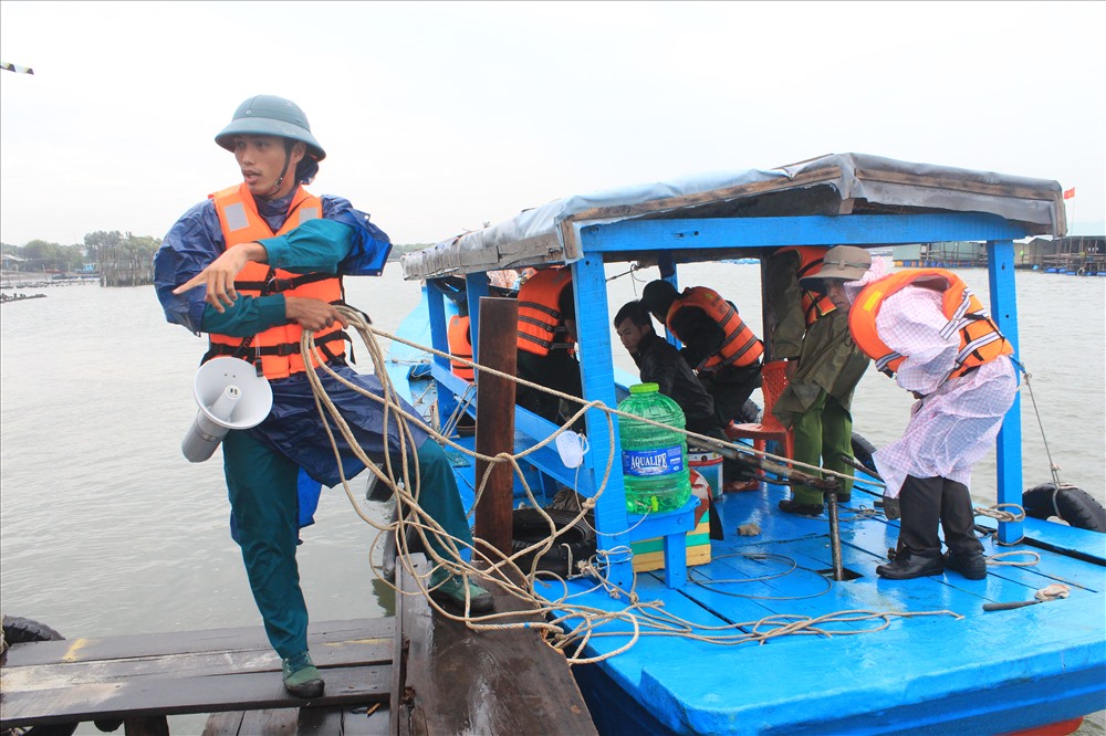 Cơ quan chức năng ra khu vực lồng bè kêu gọi người dân vào nơi tránh trú bão an toàn