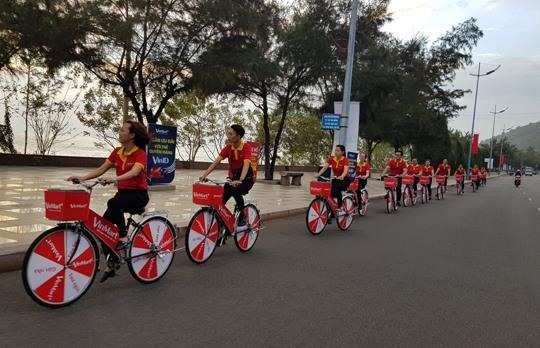 Đoàn roadshow chuyên nghiệp của VinMart+ thu hút sự chú ý người dân và du khách